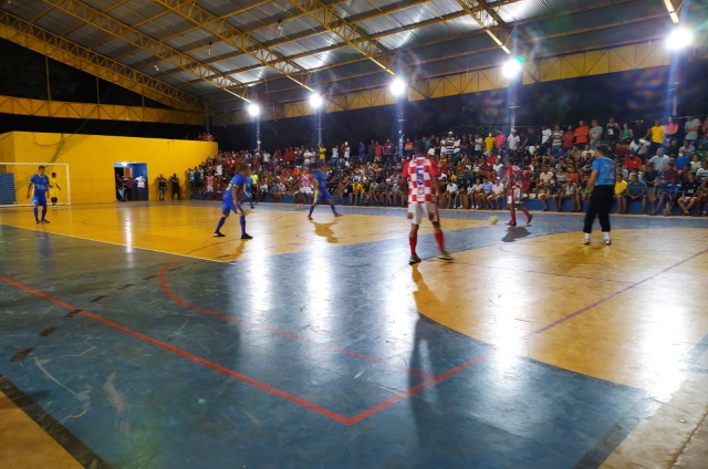 Torcedores lotam ginásio na grande final do Campeonato de Futsal em Altos (PI)